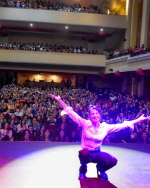 Anita Martínez Instagram - ANITA SIGUE EN AGOSTOOO 😂 😂 😂 😂
3 ÚNICAS FUNCIONES en @paseolaplaza 

@anitamartinezteatro 

presenta... HISTERIOTIPOS❗

"En búsqueda del hombre perfecto"

 😂 Vas a llorar de risas 😂

3 ÚNICAS FUNCIONES | 20:30 HS.

📌 MIÉRCOLES 2, 16 Y 30 DE AGOSTO

PASEO LA PLAZA 🎯 SALA NERUDA

 ENTRADAS DESDE PLATEANET 📢

(Link entradas en la BIO de nuestro perfil)

SINOPSIS DE LA FUNCIÓN:

En esta oportunidad es Anita Martínez la responsable de dar vida a una mujer, "entre los 40 y el rigor mortis" –según ella declara–, y lo hace desde el humor, desopilante, donde se permite burlarse de sí misma.
Sola, sin ninguna perspectiva de concretar una pareja, va señalando sus experiencias con los hombres que se han cruzado por su camino. No se trata de una crítica hacia los hombres, aunque existe, sino plantear una tipología masculina y el comportamiento y grado de compromiso que algunos asumen frente a las necesidades de la mujer.

Aparece así el nene de mamá, el celoso, el creativo, el indeciso, el físicamente dotado, el físicamente infradotado; una galería de personajes que le permiten a la protagonista definirse frente a esta realidad: la incapacidad en encontrar al hombre perfecto. 
Duración 58 min. 😂 RISAS ASEGURADAS 😂

Elenco: Anita Martinez | anitamartinezteatro

Dramaturgia: Claudia Morales | @yoclaudiamorales 

Producción Ejecutiva: Geluk | @gelukproduce

Producción General: Team 22 |  @team22ok

#teatro #comedia #buenosaires #humor