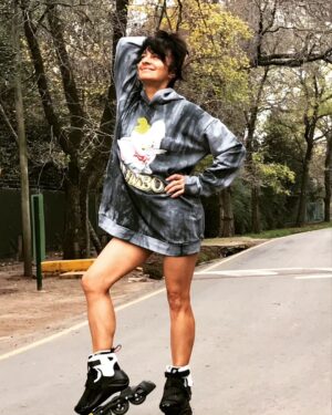 Anita Martínez Instagram - Ahh sisisisi, que espera?
Vaya y haga lo que lo haga feliz
Construir con ganas, aceptar desafíos, no esperar aprobación 
Tener amigos hermosos.
Construirse todos los días con gratitud 
Buen viernes  mucho amor 🩷💛💙