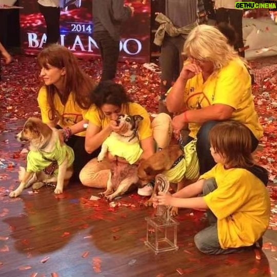 Anita Martínez - 1.2K Likes - 9 años
De esta noche mágica
Nueve años del mejor sueño
POR PRIMERA VEZ GANABA UN SUEÑO DE ANIMALES
@refuasis
Con la gran Pato a la cabeza
Gracias a todos por ese día que quedó
a fuego sellado en nuestros corazones 💖💖💘💘❤️
Gracias @marcelotinelli