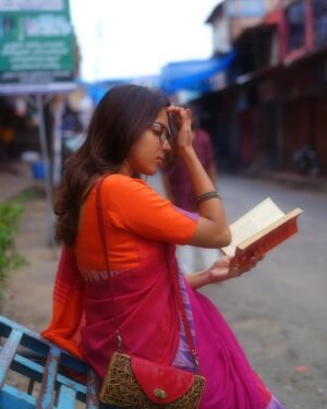 Anjali Raj Instagram - 📖🧡☕️

📸: @stejin_cj 

#indianvintage #oldschool #photoshoot #instagram #retro
