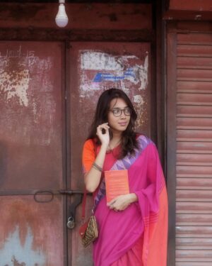 Anjali Raj Instagram - a romanticised day in the life of a book-lover?
🧡🌺

📸: @stejin_cj 

#indianvintage #photoshoot #throwback