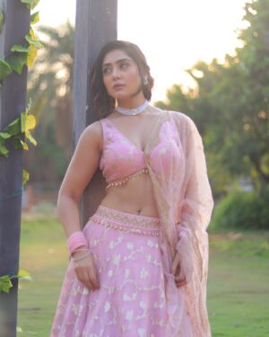 Anjali Tatrari Instagram - Ek baar dekh lijiye ✨ 

Me to @bhansaliproductions 🤭♥️

📸 - @kadu_pragnesh 

#anjalitatrari