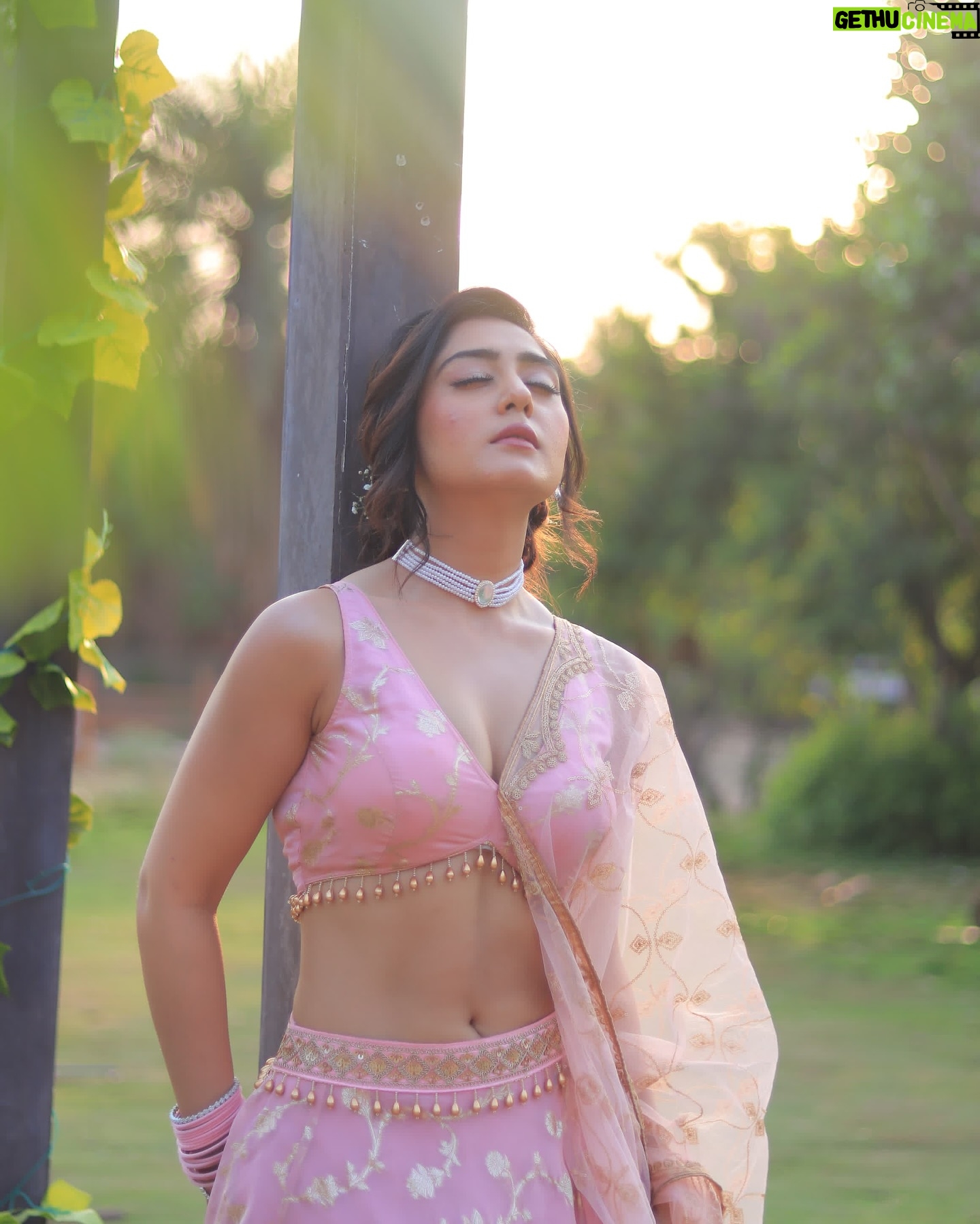 Anjali Tatrari - 50K Likes - Ek baar dekh lijiye ✨
Me to @bhansaliproductions 🤭♥️
📸 - @kadu_pragnesh
#anjalitatrari