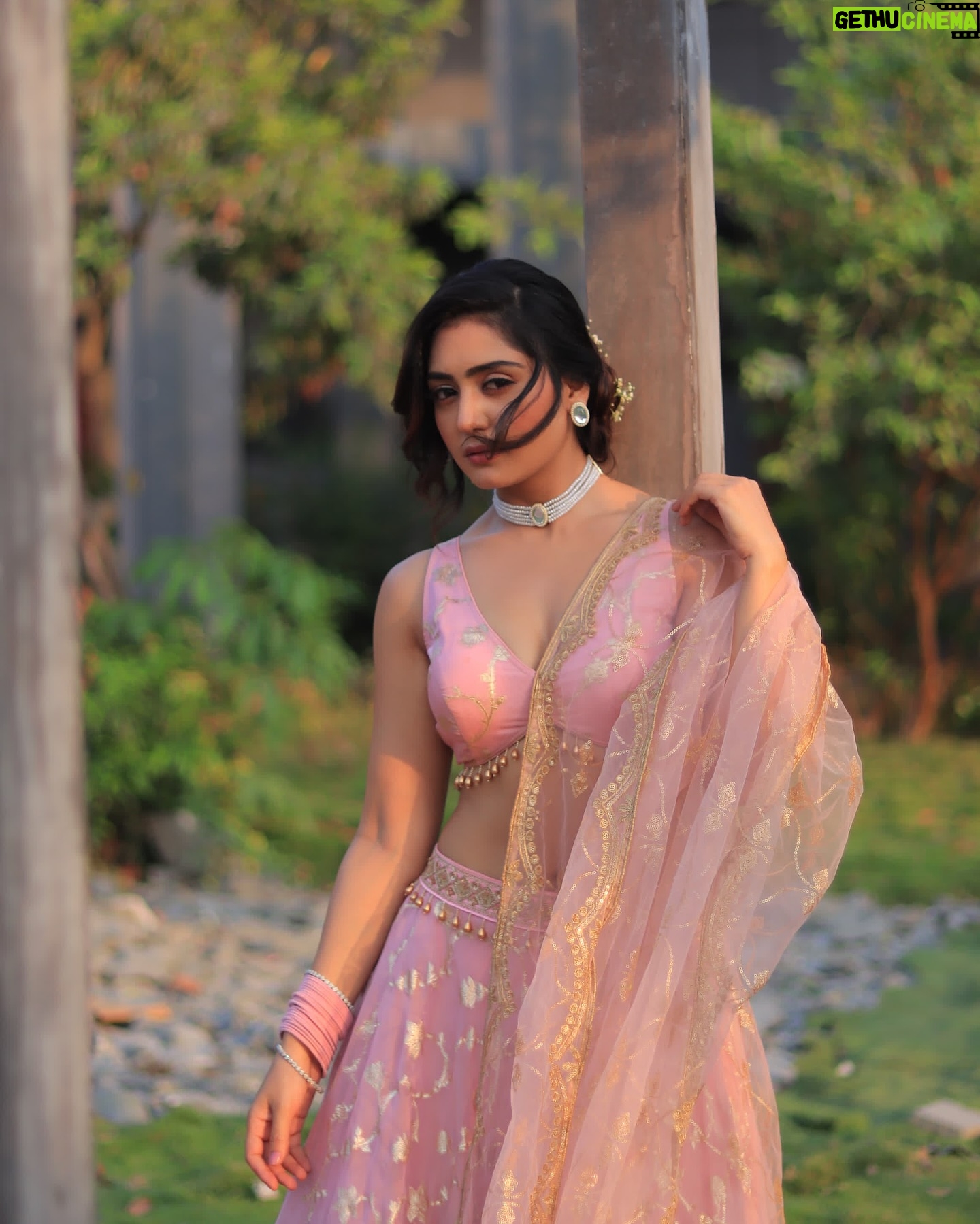 Anjali Tatrari - 50K Likes - Ek baar dekh lijiye ✨
Me to @bhansaliproductions 🤭♥️
📸 - @kadu_pragnesh
#anjalitatrari