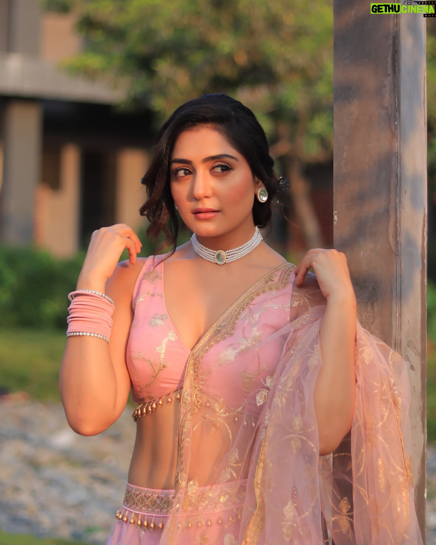 Anjali Tatrari - 50K Likes - Ek baar dekh lijiye ✨
Me to @bhansaliproductions 🤭♥️
📸 - @kadu_pragnesh
#anjalitatrari