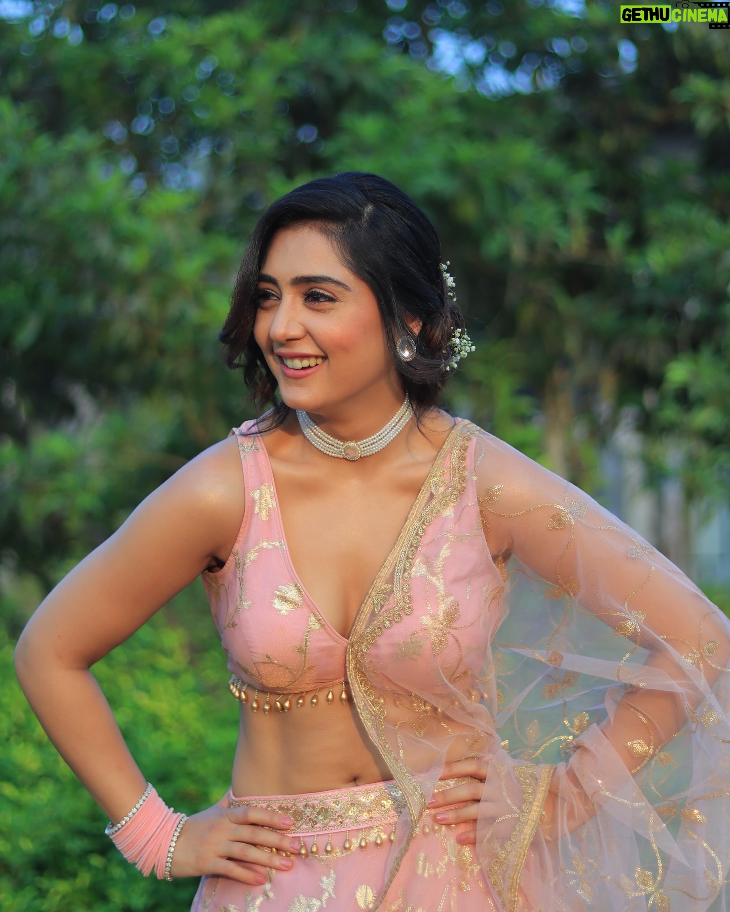 Anjali Tatrari - 50K Likes - Ek baar dekh lijiye ✨
Me to @bhansaliproductions 🤭♥️
📸 - @kadu_pragnesh
#anjalitatrari