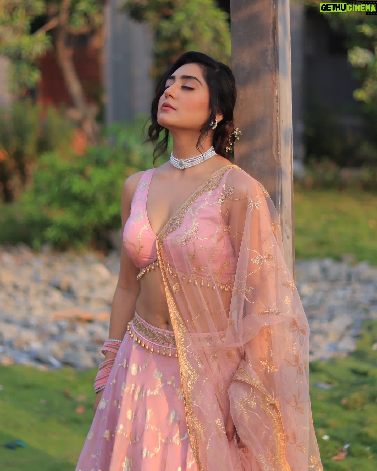 Anjali Tatrari - 50K Likes - Ek baar dekh lijiye ✨
Me to @bhansaliproductions 🤭♥️
📸 - @kadu_pragnesh
#anjalitatrari