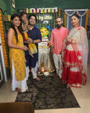 Ankit Tiwari Instagram - May the blessing of Shree Ganesh be with you and your family forever! Wishing all of you a very happy Vinayak chaturthi 🙏

@nainamiluna369 @pallavitiwari268 @irahul.kkc
