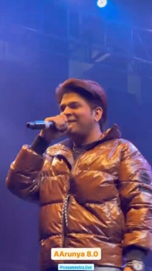 Ankit Tiwari Instagram - Sing for him @kk_live_now ❤️

#kk #zarasi #ankittiwari #ankittiwarilive #collage #gig #livemusic #live #atlive #ankittiwariliveinconcert #ankittiwarionline #voiceofromance