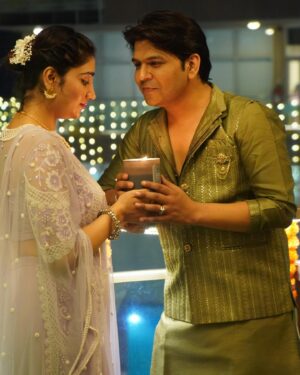 Ankit Tiwari Instagram - Wishing you warmth,love and light this Diwali and all year long 🪔
Happy Diwali to all ❤️❤️
@pallavitiwari268 
#diwali #wife #pallavi #pallavitiwari #aryaatiwari #aryaa #ankittiwari #ankittiwarionline