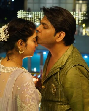 Ankit Tiwari Instagram - Wishing you warmth,love and light this Diwali and all year long 🪔
Happy Diwali to all ❤️❤️
@pallavitiwari268 
#diwali #wife #pallavi #pallavitiwari #aryaatiwari #aryaa #ankittiwari #ankittiwarionline