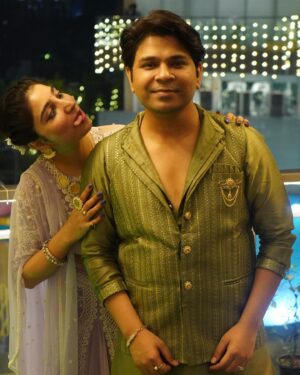 Ankit Tiwari Instagram - Wishing you warmth,love and light this Diwali and all year long 🪔
Happy Diwali to all ❤️❤️
@pallavitiwari268 
#diwali #wife #pallavi #pallavitiwari #aryaatiwari #aryaa #ankittiwari #ankittiwarionline