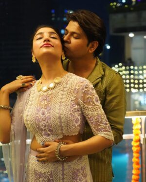 Ankit Tiwari Instagram - Wishing you warmth,love and light this Diwali and all year long 🪔
Happy Diwali to all ❤️❤️
@pallavitiwari268 
#diwali #wife #pallavi #pallavitiwari #aryaatiwari #aryaa #ankittiwari #ankittiwarionline