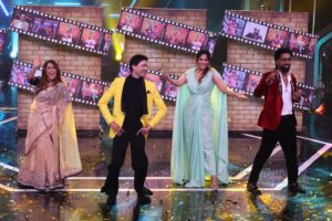 Ankush Chaudhari Instagram - THE DHANAKEDAAR FINALE this weekend on @star_pravah don’t miss it 

With the perfect family @ankushpchaudhari sir @phulawa mam @samruddhi.kelkar 

#grandfinale #bestseason #gratitude #blessed