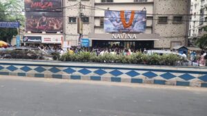 Ankush Hazra Instagram - Good to see such crowd and craze for a mass commercial Bengali movie.. #Navina 4:50pm show.. thank u for all the love.. Enjoy weekend with #Mirza @ankushmotionpictures @kgunedited @rishikaushikofficial