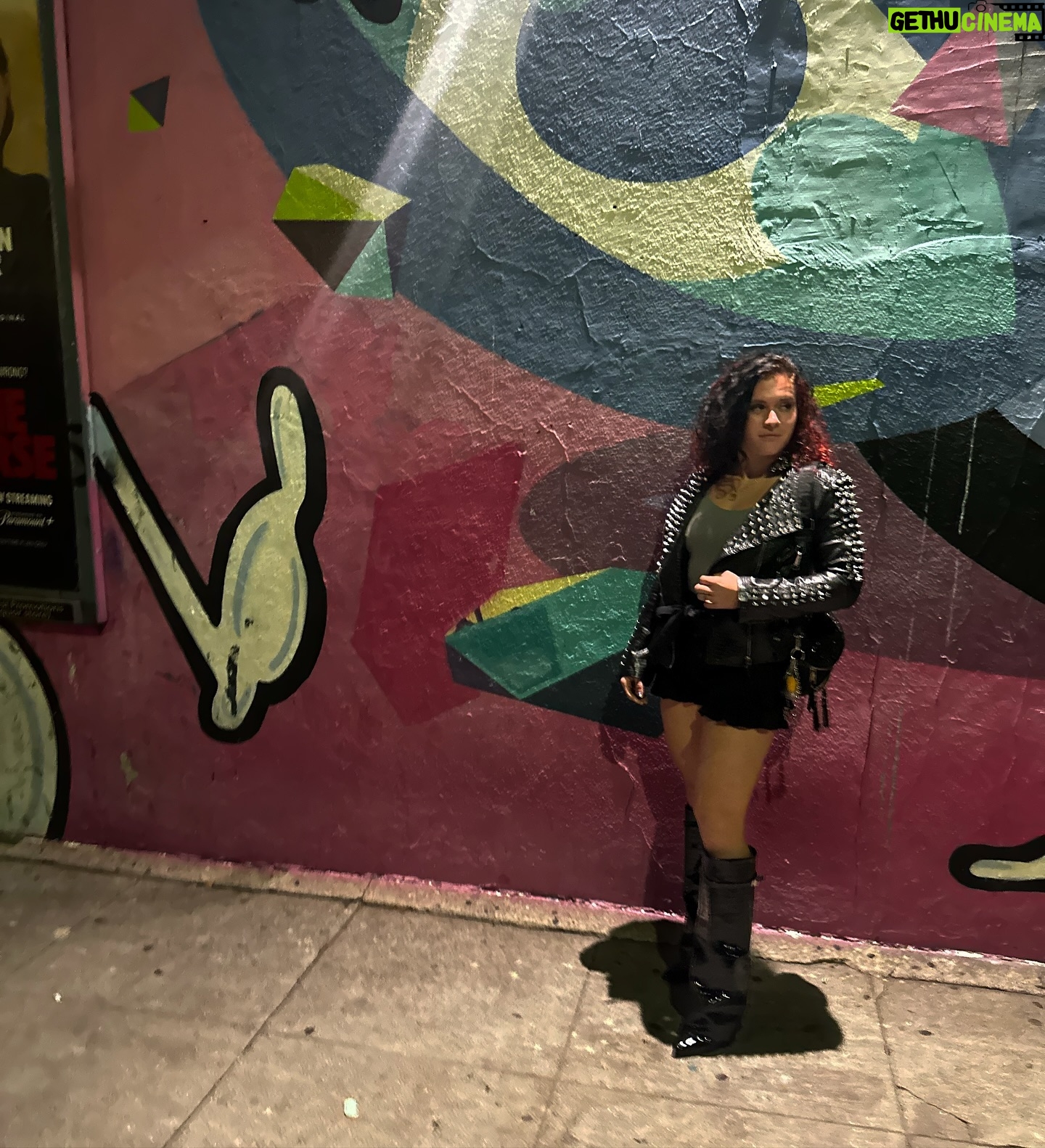 Ann Khozine - 748 Likes - Another night of missing LA 🍸🌴