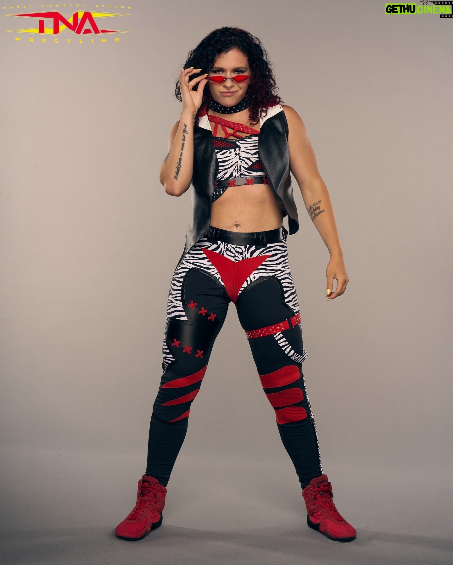 Ann Khozine - 1.1K Likes - I’m on my $h!t again, I don’t be sittin ‘round thinking what I coulda been 💥
👕: @swayarcher @ringgeargorilla