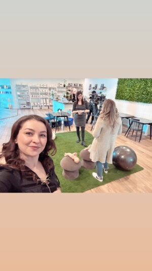 Ann Pirvu Instagram - Can you guess what #HarmonyMacKenzie and I
—are doing—
in this episode of #WhatDoYouDo 🎬?!
🫶🏻
Write me below xo
🐣
#WatchWednesday #SneakPeek @cable14 💋
#newshow #comingthisfall #PepLife
#workinMoms #Reign