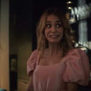 Anna Apter Instagram - À celles et ceux qui trouvent Cher journal poétique, voici l’envers du décor. Alice et sa chienne Jill sont venues sur le tournage, il y en a une qui a eu des soucis de digestion, et Jill qui a beaucoup dormi. Pour voir l’épisode c’est ce soir sur @canalplus et sur @mycanal 💛 
@belaidialice pardon pour mon rire de sorcière