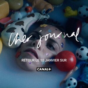 Anna Apter Instagram - C’est pas parce que c’est la nouvelle année que je vais arrêter de vous mettre le nez dans mon journal intime. On se retrouve le 10 janvier tous les dimanches sur Canal   ! D’ici là vous pouvez vous reconfiner et retrouver tous les épisodes sur myCanal, YouTube, Insta, Facebook etc etc. Bonne année, vous le méritez. (Certains plus que d’autres)

Merci @canalplus @kyankhojandi @arnaudchautard de me donner la possibilité de m’amuser 💛

Et merci à tous ces gens de s’amuser avec moi :
@olbekmartel @josselinbillot_dop @bystephanievarela @hugo__brossard @goofietosaurus_rex @un_cafe_creme @elodiemlr_makeup @lo_rganza @alphig @antoinebehaeghel @tom_apt @jbaubonnet @tristanmazire @mona_chouchane @jordhanfillion @charlotte_pitije @clgrrreen @benou_lrx @fklgprod @jaadproductions 💛 hâte de vous retrouver.