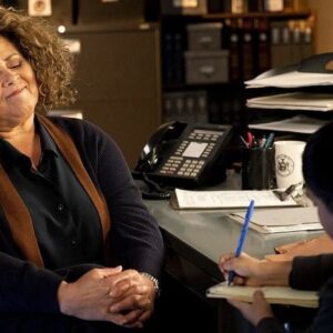 Anna Deavere Smith Instagram - My character Tina insists on protecting a young boy after his father, a witness in Leonard’s (@rejejean) case, has a run-in with federal agents that could lead to his deportation. New episode of @forthepeopleabc tonight at 10|9c on @abcnetwork. @byshondaland 📷 Mitch Haaseth / ABC