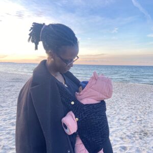 Anna Dushime Instagram - goes to a party once and won’t shut up about it. here’s to motherhood*, the best hood of them all. 
hätte nie gedacht dass ich so viele verschiedene gefühle gleichzeitig fühlen kann. schlechtes gewissen weil ich mal ausgehe, freude, weil ich mal ausgehe, wut weil ich nicht so viel schaffe, stolz weil ich zwei aufgaben die ich schon ewig anschiebe angegangen bin, genervt weil ich mir und andere ständig beweisen will dass ich neben mutter sein noch tausend andere dinge hinkriege, traurig weil ich was verpasse, mega froh ohne schlechtes gewissen zu hause bleiben zu dürfen, angst der verantwortung nicht gewachsen zu sein, neidisch weil andere so krass saubere und durchgestylte wohnungen haben, glücklich überhaupt eine wohnung zu haben, sauer weil viele die arbeit nicht schätzen die hinter all dem steckt, sauer auf mich selbst, weil ich diese arbeit ständig runterspiele, nicht drauf klarkommen wie krass, magisch, unfassbar es ist ein kind zu haben, denken dass leute schon immer kinder bekommen haben und es nichts besonderes sei.

*nicht nur motherhood - fatherhood, sisterhood, friendshiphood all hoods are the best
