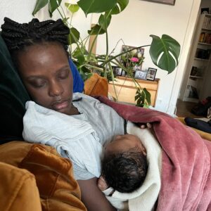 Anna Dushime Instagram - goes to a party once and won’t shut up about it. here’s to motherhood*, the best hood of them all. 
hätte nie gedacht dass ich so viele verschiedene gefühle gleichzeitig fühlen kann. schlechtes gewissen weil ich mal ausgehe, freude, weil ich mal ausgehe, wut weil ich nicht so viel schaffe, stolz weil ich zwei aufgaben die ich schon ewig anschiebe angegangen bin, genervt weil ich mir und andere ständig beweisen will dass ich neben mutter sein noch tausend andere dinge hinkriege, traurig weil ich was verpasse, mega froh ohne schlechtes gewissen zu hause bleiben zu dürfen, angst der verantwortung nicht gewachsen zu sein, neidisch weil andere so krass saubere und durchgestylte wohnungen haben, glücklich überhaupt eine wohnung zu haben, sauer weil viele die arbeit nicht schätzen die hinter all dem steckt, sauer auf mich selbst, weil ich diese arbeit ständig runterspiele, nicht drauf klarkommen wie krass, magisch, unfassbar es ist ein kind zu haben, denken dass leute schon immer kinder bekommen haben und es nichts besonderes sei.

*nicht nur motherhood - fatherhood, sisterhood, friendshiphood all hoods are the best