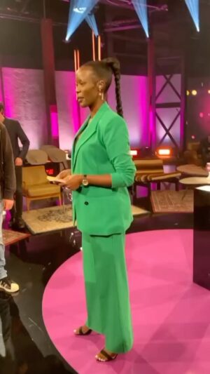 Anna Dushime Instagram - Mir egal wie cheesy/cringe das jetzt ist aber it’s ME Season: Komme immer noch nicht klar! Meine allererste TV-LIVE Moderation. Danke an die @civis_medienstiftung @ard und @wdr fürs Vertrauen! Ich bin überwältigt, so glücklich und stolz. Ich war die ganze Woche vorher nervös, fahrig und hab oft gedacht, dass ich es nicht packe aber look at GOD! Danke @nypicassomakeup fürs Make-Up, für die Haare und alle Videos. Danke an alle für die pep talks (you know who you are), Danke an Mama und Papa für mein Fivehead und das Selbstvertrauen und B.D, dass du mich die ganze Zeit begleitet hast. Ihr könnt euch die Verleihung heute um 23:35 in der ARD anschauen und sowieso in der Mediathek.