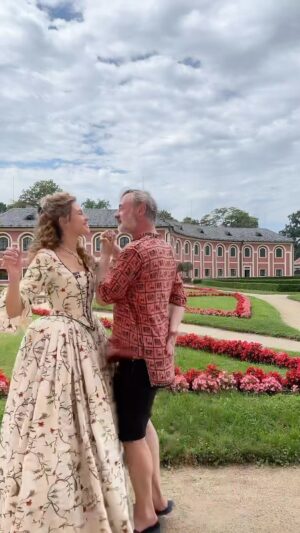 Anna Dvořáková Instagram - … cestování časem v jednom seriálu ~ a v jedné herecké rodině 😍 Anna Dvořáková a Jiři Dvořák 🎬 @an.dvr
#annadvorakova #umeleckezastoupeni #audiovize #herci2media #fotozplacu #videozplacu #nataceni #televize #comingsoon #eliskaadamian #princeznaeleonora #eleonora
#tvprima #prima #serial #zari
💥 #jiridvorak #vypravec #pruvodce
#andelpane #urias #jamesbond #007 🫡