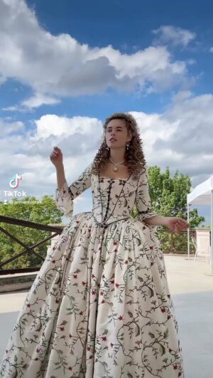 Anna Dvořáková Instagram - Shooting tv series and im excited!!
Natáčení seriálu .. moc se těším!!
#dress #18thcentury #rococo #princess #film #tv