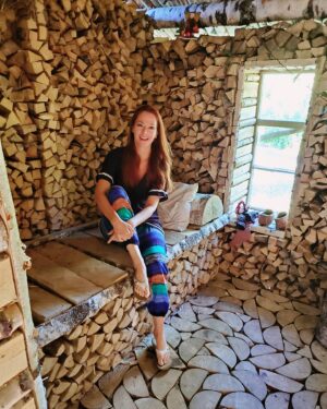 Anna Easteden Instagram - House entirely made of firewood.

 #firewood #klapikylä #padasjoki #finland #suomi #studioapartment #yksiö