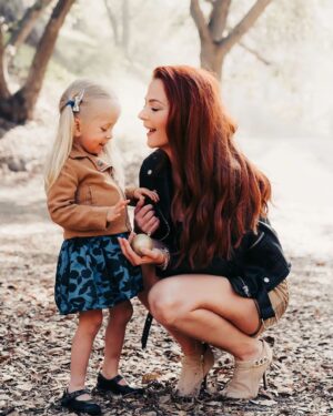Anna Easteden Instagram - Happy Holidays! 

#momanddaughter #äitijatytär #momlife #happyholidays #hyvääjoulua