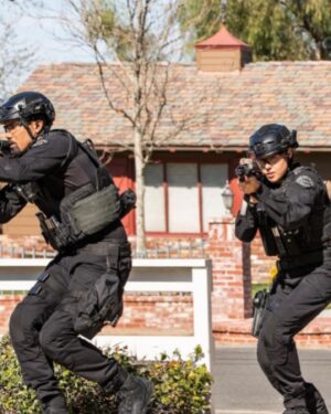 Anna Enger Ritch Instagram - TONIGHT!
6x19 “Bunkies” 8pm @swatcbs 

🖤💥🖤

✍️ @sarahaldersonauthor 
🎬 @ferlandguy 
🤺 @brittany_servidio 
📸 @davinophotostudio