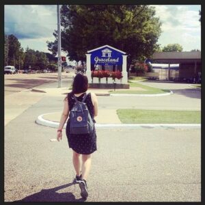 Anna Gras Instagram - Graceland #elvispelvis #travelsaroundtheglobe #notwithoutmykanken @fjallravenofficial