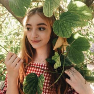Anna Harr Instagram - happy march !🌱