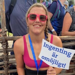 Anna Holmlund Instagram - Kom och lyssna på min föreläsning lördag 18 maj kl.11-12! 🌸 På Friskis och Svettis i Sundsvall.
Direkt från mig:
I min föreläsning berättar jag lite om min barndom, skoltiden och åren efter gymnasiet.
Jag berättar även hur jag fann Skicross, som blev min absoluta favoritgren inom skidåkningen. Jag hittade glädjen i Skicross vilket såklart är en av sakerna som gjorde att jag nådde höga mål inom den sporten.
 
I min föreläsning berättar jag även om olyckan och tiden efter den, fram till nu.
Helt plötsligt skulle jag sätta nya mål i livet och såklart även fortsätta träna hårt… Nu kanske ännu hårdare än någonsin tidigare och på ett helt annat sätt och med helt andra förutsättningar.
 
Gå gärna in på min hemsida https://www.annaholmlund.com/ och läs mer. Där kan man även läsa hur man gör för att skicka en förfrågan kring bokning av föreläsning.
 
Anmälan sker via mejl till:
info@sundsvall.friskissvettis.se
 
För dig som är medlem i Friskis är det gratis men anmälan görs ändå där du uppger kortnummer eller personnummer.
För icke medlem kostar det 100kr, en skärmbild på betalningen skickas med anmälan.
Plats: Friskis&Svettis yogasal, 40 platser. Dela gärna! 
 
Välkomna! #föreläsning #friskisochsvettis