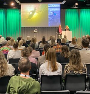 Anna Holmlund Instagram - Förra veckan var jag nere i Stockholm och höll min föreläsning på Kistamässan.
Jättekul att så många ville komma o lyssna på mig och om min resa i livet. 

Jag verkligen älskar att föreläsa! 
Det är kul att få berätta om mitt liv. Både om bra och mindre bra saker som hänt i livet såklart. 

I min föreläsning berättar jag lite om min barndom, skoltiden och åren efter gymnasiet. 
Jag berättar även hur jag fann Skicross, som blev min absoluta favoritgren inom skidåkningen. 
Jag hittade glädjen i Skicross vilket såklart är en av sakerna som gjorde att jag nådde höga mål inom den sporten. 

I min föreläsning berättar jag även om olyckan och tiden efter den, fram till nu.

Helt plötsligt skulle jag sätta nya mål i livet och såklart även fortsätta träna hårt… Nu kanske ännu hårdare än någonsin tidigare och på ett helt annat sätt och med helt andra förutsättningar. 

Gå gärna in på min hemsida www.annaholmlund.com och läs mer. Där kan man även läsa hur man gör för att skicka en förfrågan kring bokning av föreläsning.

Boka gärna en föreläsning och låt mig få göra något jag verkligen tycker om. 

Kram på er // Anna 😁 Foto: @zandrafb #föreläsning #ahab