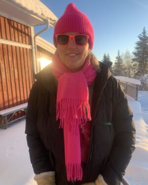 Anna Holmlund Instagram - Borta bra men hemma bäst, eller? Jag kom hem från Spanien i förrgår och en ny mössa och en halsduk väntade på mig, från Sätila! Så himlans bra😍 #sätila #halsduk #mössa foto: @margarethaholmlund