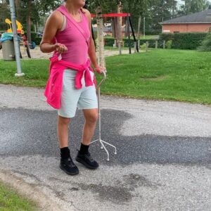 Anna Holmlund Instagram - Nu har jag precis varit ute och gått i ca 1km, det tog 1h och 10 min. Innan skadan var det jag just gjort ingenting, men nu är det desto mer. Just nu tycker jag att det är skönt å bara röra sig. Går ni mycket? #promenad #haga foto: @zandrafb