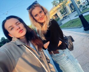 Anna Klinskaya Instagram - ☀️Когда очень соскучился по солнцу и центру, то можно прогулять всю ночь...встречая красивейший рассвет и прекрасные тона, умиротворенной Москвы💕
Завтракая кофе и круассаном🥐☕️
Спасибо @meshangina