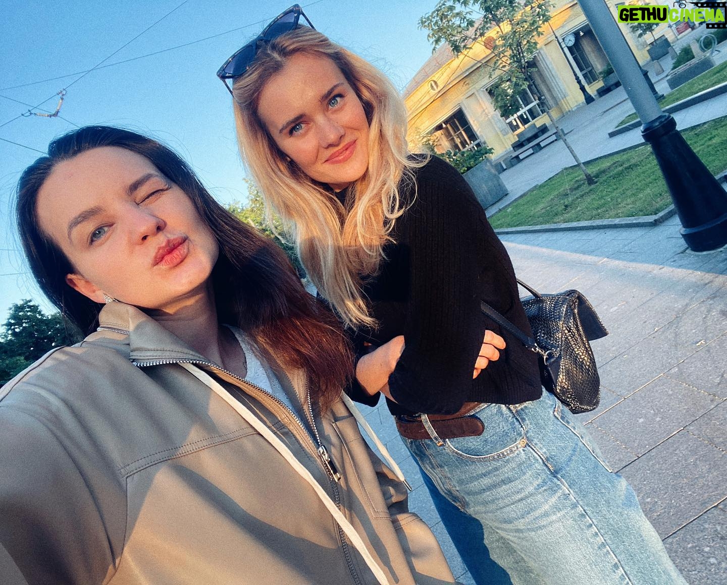 Anna Klinskaya - 659 Likes - ☀️Когда очень соскучился по солнцу и центру, то можно прогулять всю ночь...встречая красивейший рассвет и прекрасные тона, умиротворенной Москвы💕
Завтракая кофе и круассаном🥐☕️
Спасибо @meshangina