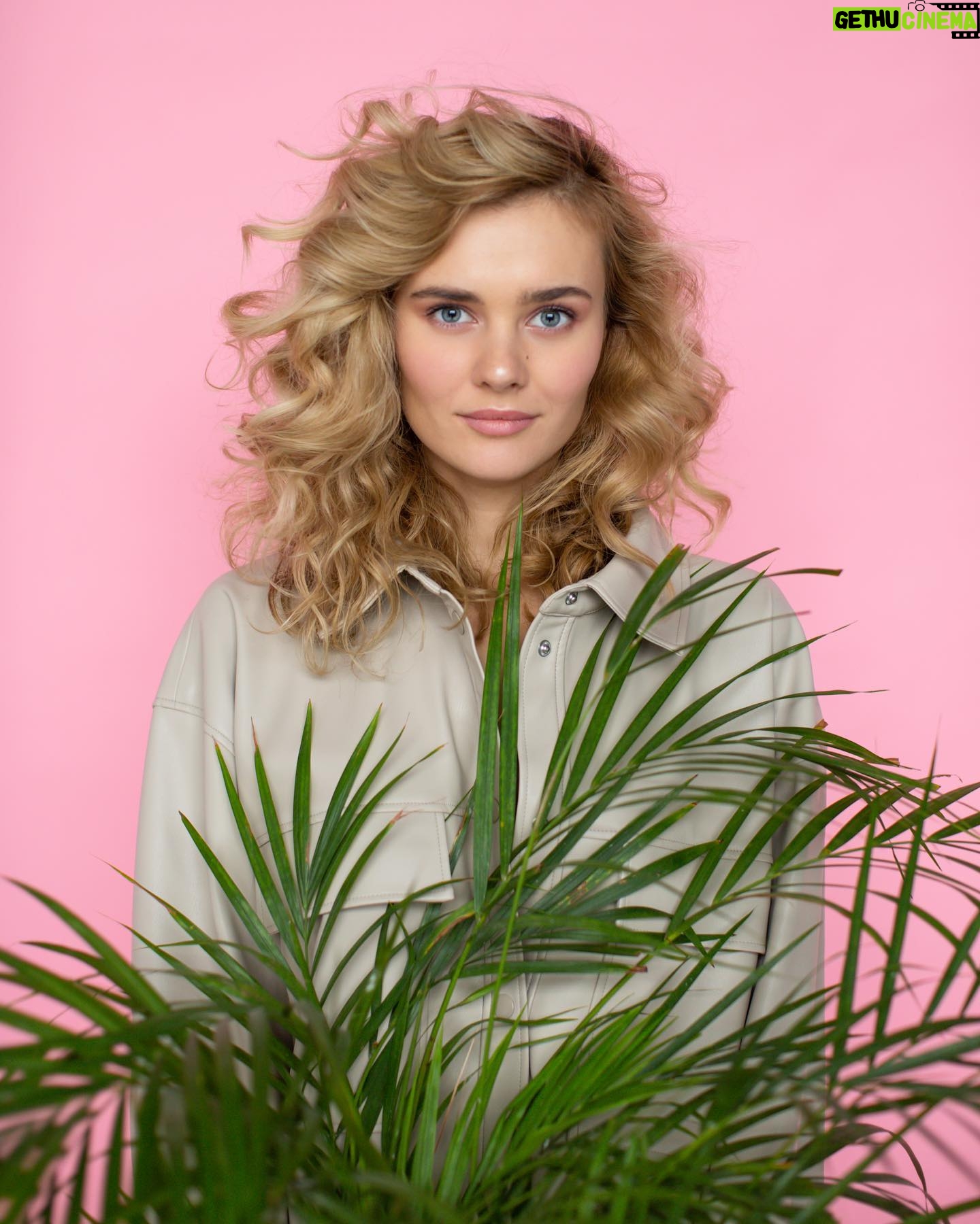 Anna Klinskaya - 590 Likes - Спешу поделиться с вами хорошей новостью!🌳
С 6 апреля, в очень крутом месте @shortlistbar стартует мой эксклюзивный курс актерского мастерства и речи.🎭
На каждом занятии ты будешь получать новую полезную информацию, упражнения на исправление своих речевых ошибок, а так же уроки по расслаблению мышц, избавлению от страхов/зажимов, актерские тренинги и работа над материалом, который именно тебе интересен ( будь то стихи, монологи, отрывки из фильмов, спектаклей и т.п).
Эти уроки нужны не только для саморазвития, но и для ощущения себя в своей тарелке, при общении с людьми, для преодоления страхов, для ощущения в себе лёгкости и свободы.
Для кого курс:
-кто хочет заняться саморазвитием - кто готовится к поступлению в театральный институт
- кто хочет исправить свою речь, заняться дикцией, голосом, убрать говор
- кто хочет раскрепоститься, избавиться от зажимов, чувствовать себя уверенно на публике - кому интересно заняться творчеством
- кто хочет понимать игру актеров и изнутри попробовать эту кухню
По всем вопросам пиши в @teatrym2