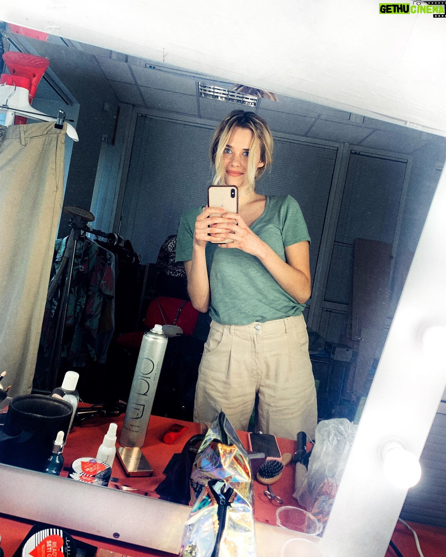 Anna Klinskaya - 672 Likes - 💿Мир не приносит ни добра, ни зла сам по себе. Он безразличен к человеку. Все происходящее вокруг нас — всего лишь отражение наших собственных мыслей, чувств, желаний, поступков. Мир — это большое зеркало.
Ошо