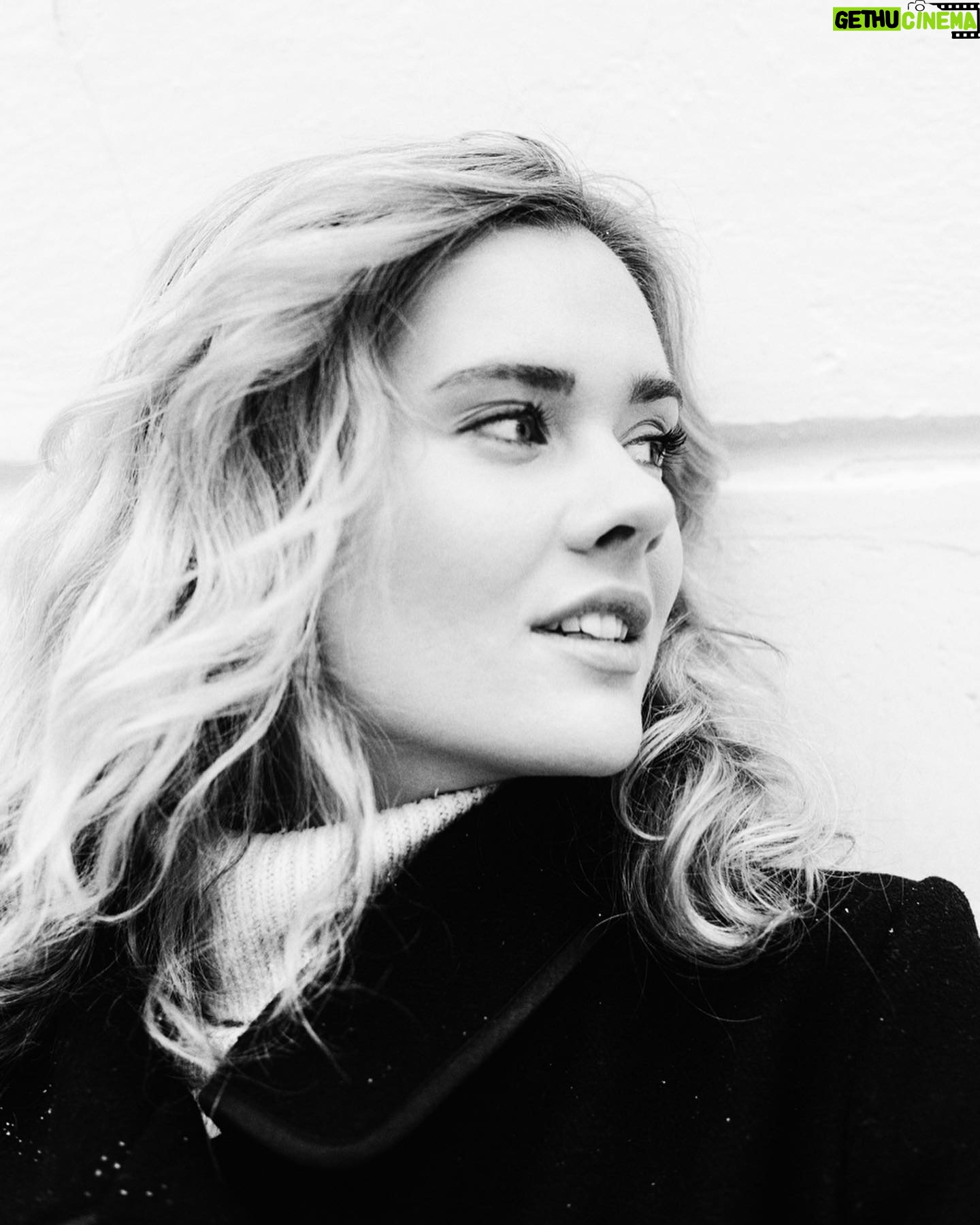 Anna Klinskaya - 675 Likes - Вам было интересно PRO отношения🌶
«Нет ничего интереснее, чем подглядывать в чужую замочную скважину.»
🍓 Я верю в настоящую любовь
🍓 Я так же верю, что можно любить не один раз, но так, что бы «одно дыханье на двоих» - лишь однажды
🍓 Считаю, что личная и публичная жизнь - две разные вещи.
⛔️Но раз вам было интересно мое мнение, то поехали:
🍉 Главное слово, которое может описать мужчину - ГЛАГОЛ - это значит «действие». По-этому, если ты ему интересна, то он будет действовать, добиваться и покажет тебе, что хочет сделать тебя счастливой.
А вот, если главное слово мужчины - РАЗГЛАГОЛЬСТВИЕ - это просто не твой человек.
🍉 Кстати, да, любые отношения должны быть для того , что бы делать другого счастливым.
Жаль, что это не возможно, если человек ищет в отношениях успокоение своих страхов или выгоды. Потому что, в таком случае несчастны будут оба.
🍉 Для того, что бы полюбить другого, надо научиться любить себя.
Звучит забавно, но только заполнив себя любовью ты сможешь ей поделиться. Иначе, ты будешь лишь паразитировать, испивая соки из партнера, что бы заполнить себя.
Или же подаришь ему часть своих проблем, так как делиться с другими возможно лишь тем, чем заполнен сам.
🍉 Женская энергия восполняется, когда она учиться «принимать» - принимать заботу и любовь от мужчины. Мужчина восполняется когда отдаёт и оберегает.
🍉 Если человек растрачивает себя на других, то теряет энергию, индивидуальность и себя.
По-этому, прежде, чем иметь множество партнеров или гулять от своей половинки, надо задуматься стоит ли это увлечение сил, которых не вернуть...
🍉 Я верю, что энергия - это наше всё. Она приносит нам силы творить, любить, жить, познавать, двигаться , а так же здоровье, удачу, счастье и жизненную силу.
💫По этому, любите один раз и так, что бы навсегда, не тратьте жизненные силы и верьте в то, что сказки иногда оказываются реальностью, но только в том случае, если ты этого достоин❤️
❓А КАК СЧИТАЕШЬ ТЫ?