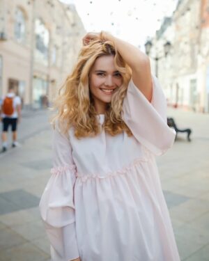 Anna Klinskaya Instagram - #PRO 🧶

Я знаю, что в каждом из нас кроется множество талантов.
Но я никогда не задумывалась о том, какими талантами наделены мои близкие. Я привыкла видеть их в том свете, в каком они являются - кем работают и чем занимаются на данном этапе жизни. 
Я никогда не думала, что дедушка, рассказывая свои истории так, что все замирают, мог бы быть актёром. Папа в детстве, занимаясь вокалом и талантливо исполняя, мог бы повернуть всю свою жизнь совершенно в другое русло. Мама, делая дома красивые поделки, могла бы развиваться в этом направлении  и достичь больших вершин.
Но тогда было совершенно другое время, и не было возможности прокормить свою семью иначе, поддавшись своим желаниям и собственному развитию. Причин было множество, не хочу перечислять их. 
Но время настолько быстро идёт, что ты забываешь о том, что дано тебе от природы. То, что есть не у всех, то, что именно твоё - твой талант или дар, которым ты так и не воспользовался.
Сейчас, другое время, где зачастую мы не спешим создать семью, гонимся за глупыми идеалами и часто упускаем то, что кроется внутри нас, прикрывшись красивыми масками из одежды, макияжа или образа, который придумали.
А стоит ли это нашей жизни?