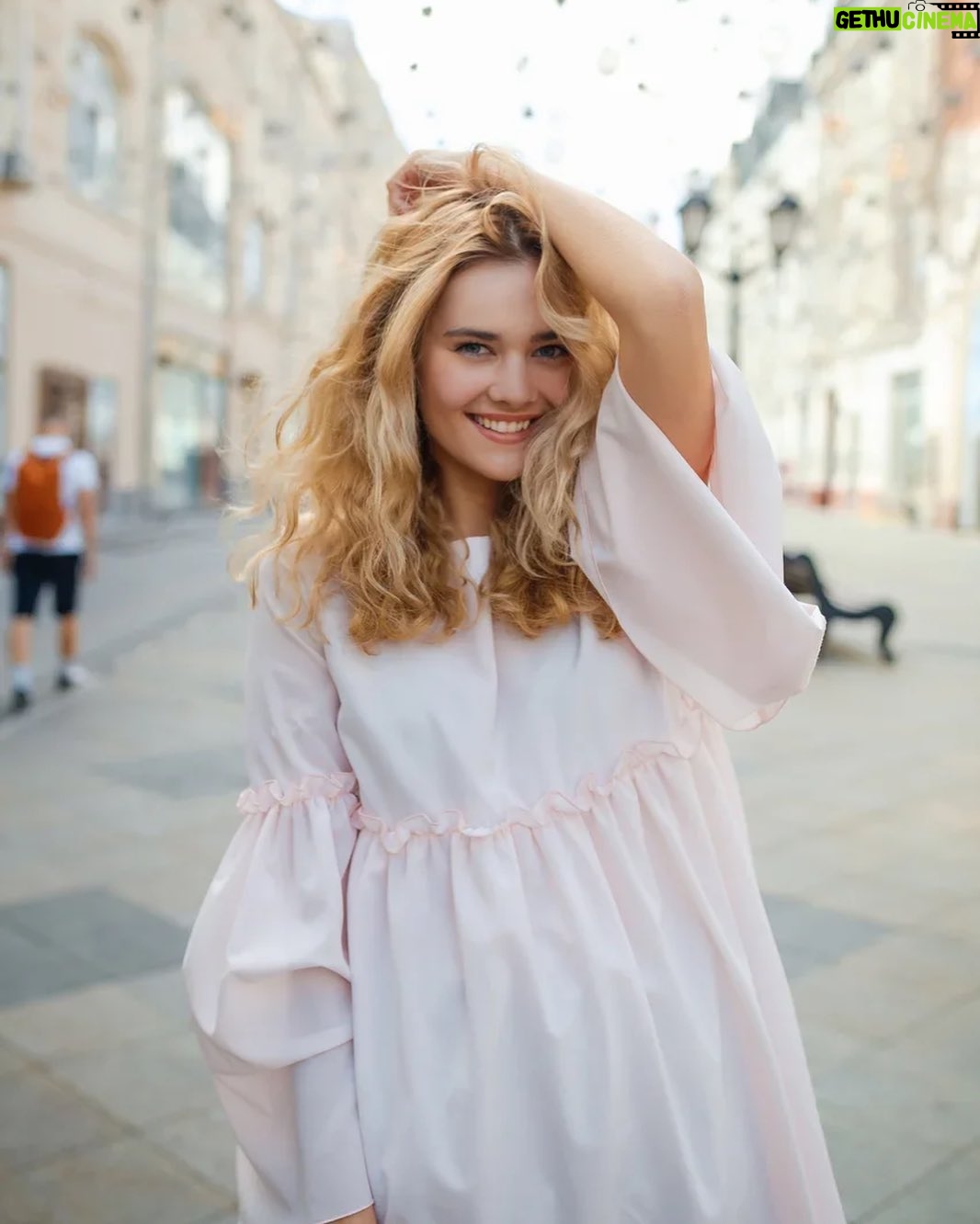 Anna Klinskaya - 586 Likes - #PRO 🧶
Я знаю, что в каждом из нас кроется множество талантов.
Но я никогда не задумывалась о том, какими талантами наделены мои близкие. Я привыкла видеть их в том свете, в каком они являются - кем работают и чем занимаются на данном этапе жизни.
Я никогда не думала, что дедушка, рассказывая свои истории так, что все замирают, мог бы быть актёром. Папа в детстве, занимаясь вокалом и талантливо исполняя, мог бы повернуть всю свою жизнь совершенно в другое русло. Мама, делая дома красивые поделки, могла бы развиваться в этом направлении и достичь больших вершин.
Но тогда было совершенно другое время, и не было возможности прокормить свою семью иначе, поддавшись своим желаниям и собственному развитию. Причин было множество, не хочу перечислять их.
Но время настолько быстро идёт, что ты забываешь о том, что дано тебе от природы. То, что есть не у всех, то, что именно твоё - твой талант или дар, которым ты так и не воспользовался.
Сейчас, другое время, где зачастую мы не спешим создать семью, гонимся за глупыми идеалами и часто упускаем то, что кроется внутри нас, прикрывшись красивыми масками из одежды, макияжа или образа, который придумали.
А стоит ли это нашей жизни?
