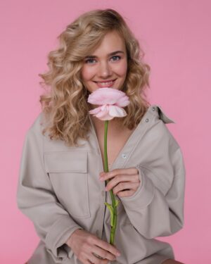 Anna Klinskaya Instagram - 🌸PRO женщин
💎Женщина = природа
Глубокий океан, горные рельефы, альпийские луга, зыбучие пустыни, солнечные джунгли.
💎Женщина = вкус
Вишня, шоколад, лайм, мёд, перец
💎Женщина = запах
Море, цветы, сено, ягоды, дождь, краска.
💎Женщина = погода
Ураган, вихрь, солнце, мороз, знойная жара.
💎Женщина = эмоция
Нежность, тепло, любовь, забота, истерика, смех, страсть, сладость, боль.
💎Женщина = цвет 
Яркость, свет, красный, розовый, травяной, солнечный, небесный.
💎Женщина = цветок
Ромашка, пион, роза, кактус, пальма, тюльпан, лилия...можно продолжать вечно.
💎Женщина - это удивительное произведение природы.
🌻Оставайтесь всегда такими же непредсказуемыми, красивыми, нежными, любящими и любимыми, зажигательными, неповторимыми, восхищаемыми, обворожительными, необычными и великолепными!
💕Вы украшение нашего мира!
С 8 марта💕