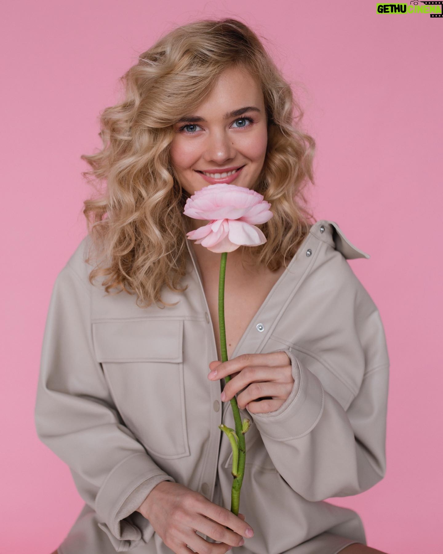 Anna Klinskaya - 723 Likes - 🌸PRO женщин
💎Женщина = природа
Глубокий океан, горные рельефы, альпийские луга, зыбучие пустыни, солнечные джунгли.
💎Женщина = вкус
Вишня, шоколад, лайм, мёд, перец
💎Женщина = запах
Море, цветы, сено, ягоды, дождь, краска.
💎Женщина = погода
Ураган, вихрь, солнце, мороз, знойная жара.
💎Женщина = эмоция
Нежность, тепло, любовь, забота, истерика, смех, страсть, сладость, боль.
💎Женщина = цвет
Яркость, свет, красный, розовый, травяной, солнечный, небесный.
💎Женщина = цветок
Ромашка, пион, роза, кактус, пальма, тюльпан, лилия...можно продолжать вечно.
💎Женщина - это удивительное произведение природы.
🌻Оставайтесь всегда такими же непредсказуемыми, красивыми, нежными, любящими и любимыми, зажигательными, неповторимыми, восхищаемыми, обворожительными, необычными и великолепными!
💕Вы украшение нашего мира!
С 8 марта💕
