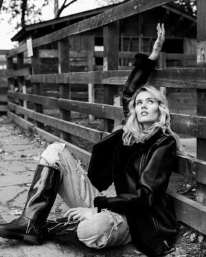 Anna Klinskaya Instagram - 🪁 «Если тебе понадобится рука помощи, знай — она у тебя есть — твоя собственная. 
Когда ты станешь старше, ты поймёшь, что у тебя две руки: одна, чтобы помогать себе, другая, чтобы помогать другим.»
—  Одри Хепберн