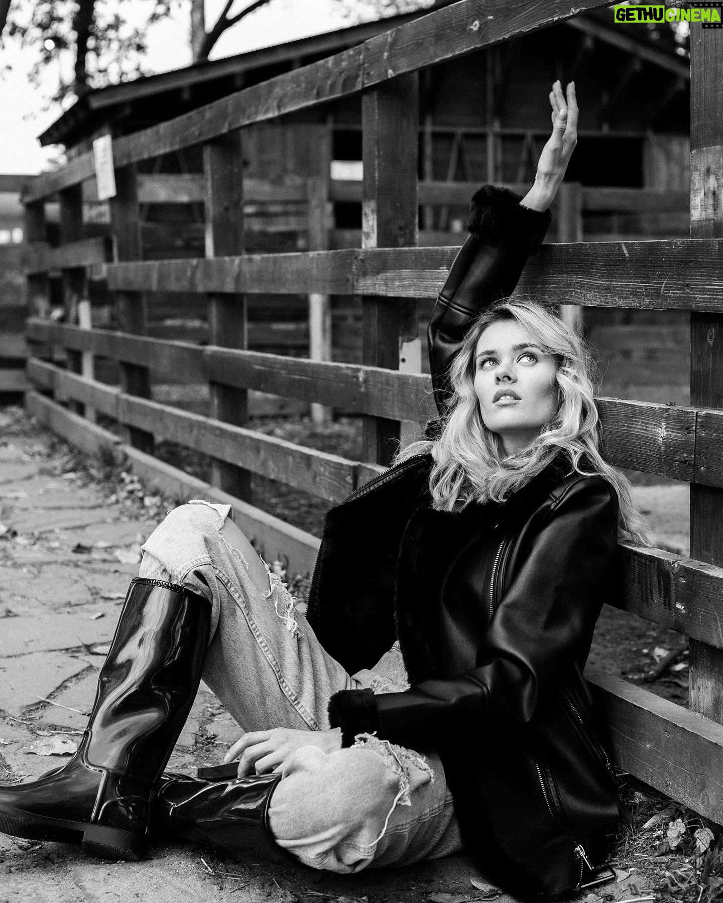 Anna Klinskaya - 618 Likes - 🪁 «Если тебе понадобится рука помощи, знай — она у тебя есть — твоя собственная.
Когда ты станешь старше, ты поймёшь, что у тебя две руки: одна, чтобы помогать себе, другая, чтобы помогать другим.»
— Одри Хепберн